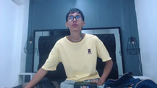 Snapshot of Daniel_delux_ chatting on 10-13-25, 12:29 Daniel delux online show from 10-13-25, 12:29