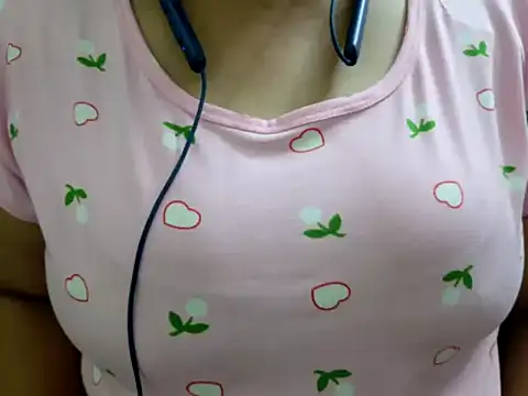 Snapshot of tamilqueenbaby chatting on 10-10-25, 02:07 tamilqueenbaby online show from 10-10-25, 02:07
