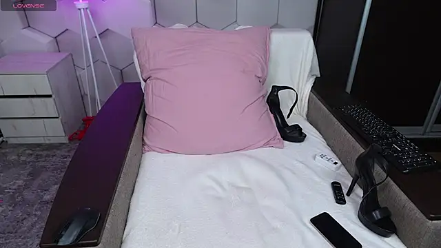 HottieEmma online show from 12-22-25, 12:05