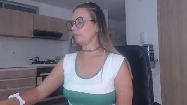 LovePaula online show from 10-31-25, 01:46