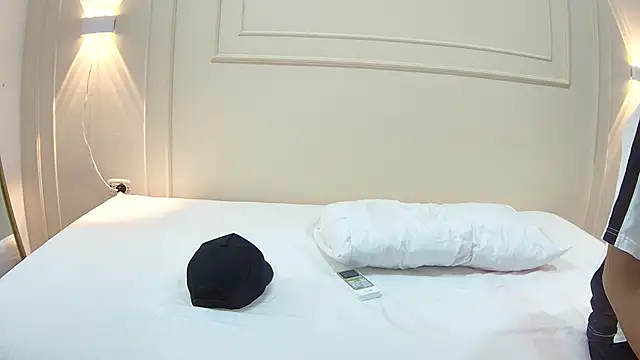 mila phoenix online show from 10-23-25, 12:37