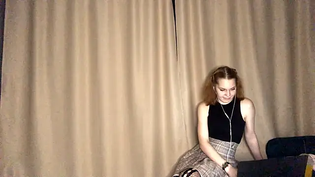 Snapshot of FoxLina chatting on 10-10-25, 07:47 FoxLina online show from 10-10-25, 07:47