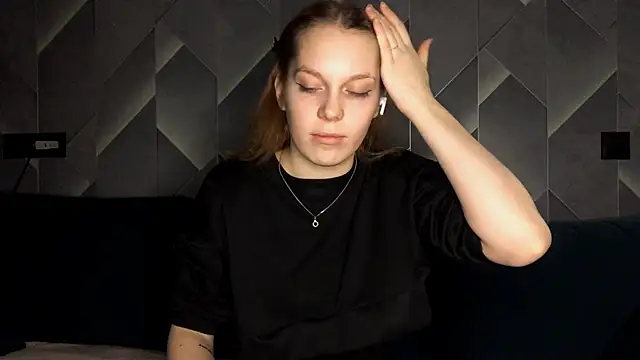 Snapshot of FoxLina chatting on 10-20-25, 07:36 FoxLina online show from 10-20-25, 07:36