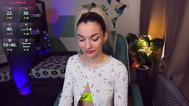 Snapshot of Alice_Cutieee chatting on 10-06-25, 10:38 Alice Cutieee online show from 10-06-25, 10:38