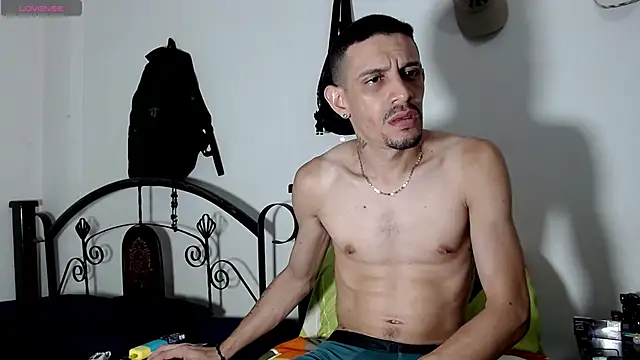 LATINO27CM online show from 05-18-26, 02:23