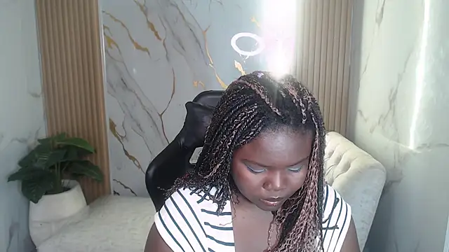 Snapshot of Soffia_b chatting on 10-19-25, 03:09 Soffia b online show from 10-19-25, 03:09