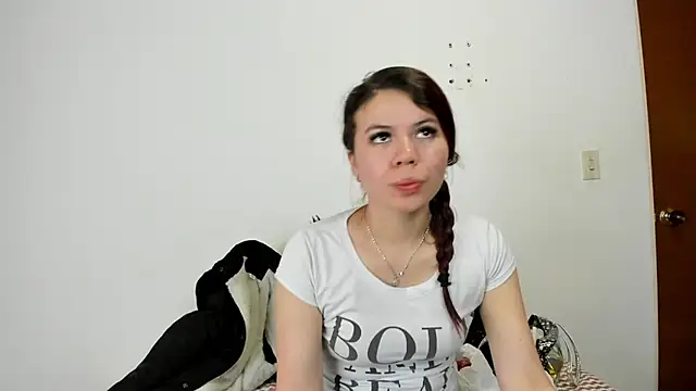 Snapshot of Valen_tina chatting on 10-15-25, 12:24 Valen tina online show from 10-15-25, 12:24
