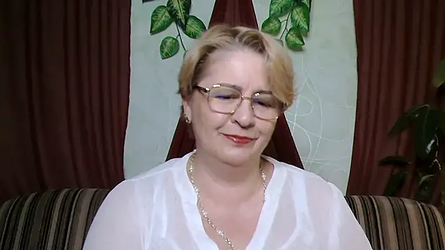 Snapshot of Selena-Velvet chatting on 10-18-25, 01:24 Selena-Velvet online show from 10-18-25, 01:24