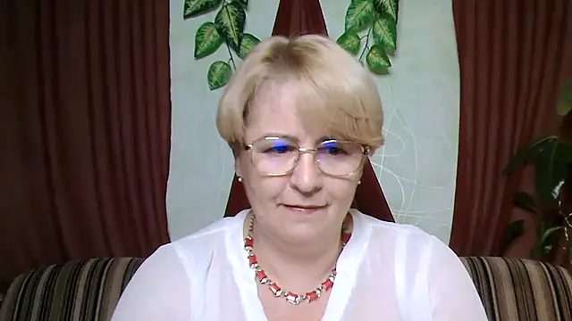 Snapshot of Selena-Velvet chatting on 10-15-25, 01:30 Selena-Velvet online show from 10-15-25, 01:30