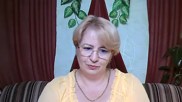 Snapshot of Selena-Velvet chatting on 10-17-25, 12:51 Selena-Velvet online show from 10-17-25, 12:51