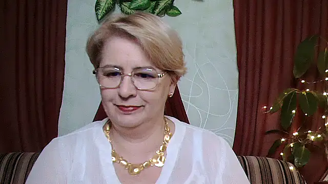 Snapshot of Selena-Velvet chatting on 10-01-25, 12:20 Selena-Velvet online show from 10-01-25, 12:20