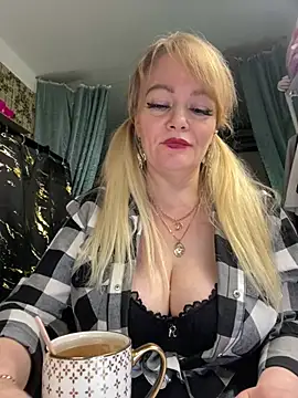 Snapshot of Sweet-blonde chatting on 05-18-26, 10:14 Sweet-blonde online show from 05-18-26, 10:14