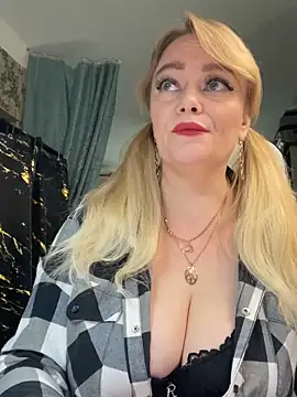 Snapshot of Sweet-blonde chatting on 05-18-26, 10:09 Sweet-blonde online show from 05-18-26, 10:09