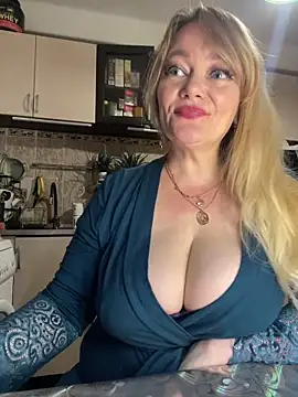 Snapshot of Sweet-blonde chatting on 06-06-26, 11:32 Sweet-blonde online show from 06-06-26, 11:32