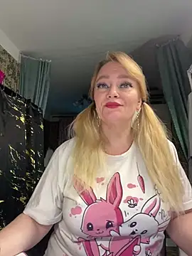 Snapshot of Sweet-blonde chatting on 04-22-26, 09:10 Sweet-blonde online show from 04-22-26, 09:10