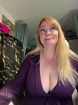 Snapshot of Sweet-blonde chatting on 07-18-26, 09:56 Sweet-blonde online show from 07-18-26, 09:56