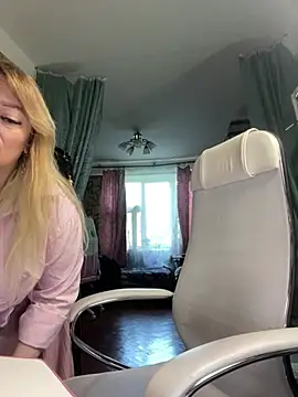 Snapshot of Sweet-blonde chatting on 05-20-26, 12:35 Sweet-blonde online show from 05-20-26, 12:35