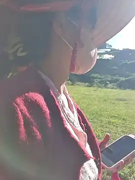 Snapshot of Helen-Tran chatting on 11-26-25, 01:16 Helen-Tran online show from 11-26-25, 01:16