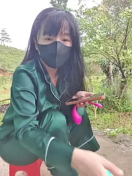 Snapshot of Helen-Tran chatting on 10-26-25, 01:28 Helen-Tran online show from 10-26-25, 01:28