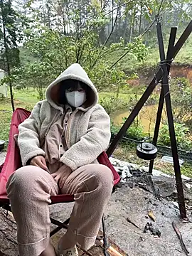 Snapshot of Helen-Tran chatting on 10-30-25, 02:21 Helen-Tran online show from 10-30-25, 02:21