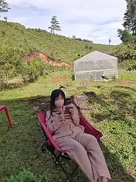 Snapshot of Helen-Tran chatting on 10-24-25, 01:26 Helen-Tran online show from 10-24-25, 01:26