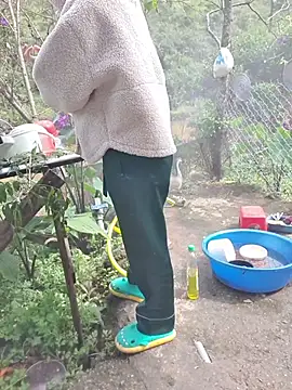 Snapshot of Helen-Tran chatting on 10-29-25, 02:54 Helen-Tran online show from 10-29-25, 02:54