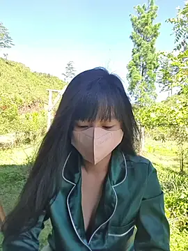 Snapshot of Helen-Tran chatting on 10-19-25, 01:41 Helen-Tran online show from 10-19-25, 01:41