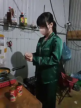 Snapshot of Helen-Tran chatting on 10-23-25, 12:04 Helen-Tran online show from 10-23-25, 12:04