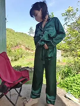 Snapshot of Helen-Tran chatting on 10-22-25, 01:38 Helen-Tran online show from 10-22-25, 01:38