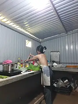 Snapshot of Helen-Tran chatting on 12-18-25, 05:34 Helen-Tran online show from 12-18-25, 05:34