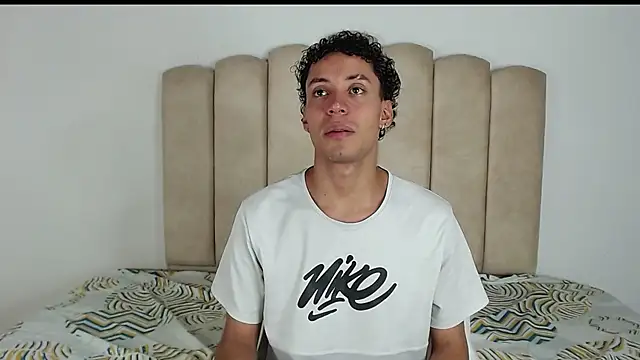 Snapshot of aroncooper1 chatting on 10-29-25, 05:06 aroncooper1 online show from 10-29-25, 05:06