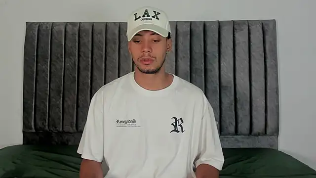 Snapshot of aroncooper1 chatting on 10-07-25, 11:33 aroncooper1 online show from 10-07-25, 11:33