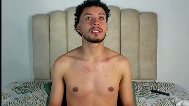 Snapshot of aroncooper1 chatting on 10-17-25, 06:17 aroncooper1 online show from 10-17-25, 06:17