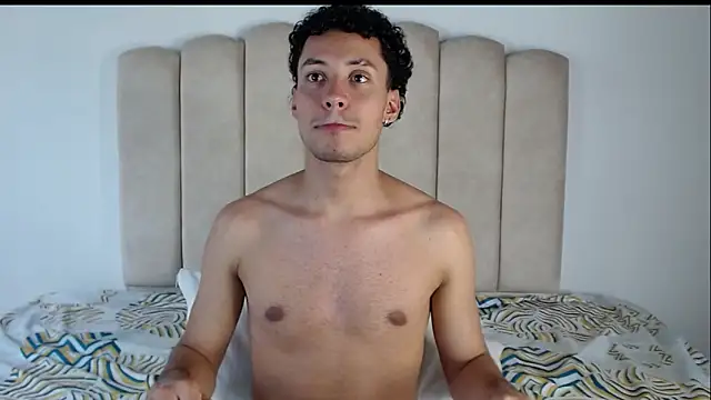 Snapshot of aroncooper1 chatting on 10-31-25, 04:03 aroncooper1 online show from 10-31-25, 04:03