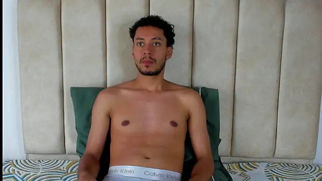 Snapshot of aroncooper1 chatting on 10-16-25, 05:43 aroncooper1 online show from 10-16-25, 05:43