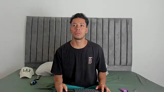 Snapshot of aroncooper1 chatting on 10-04-25, 11:23 aroncooper1 online show from 10-04-25, 11:23