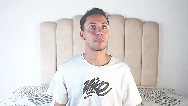 aroncooper1 online show from 11-02-25, 08:14