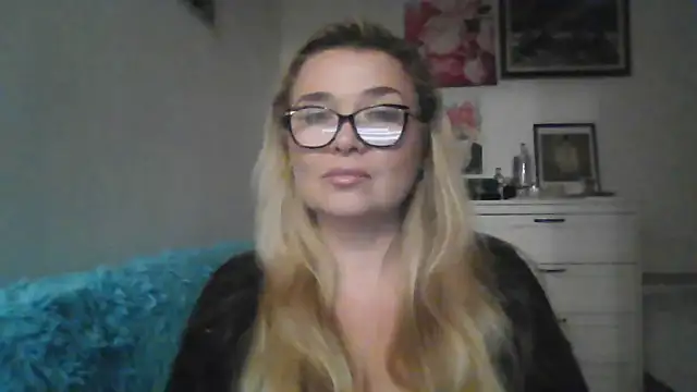 Myrienna online show from 10-03-25, 10:44