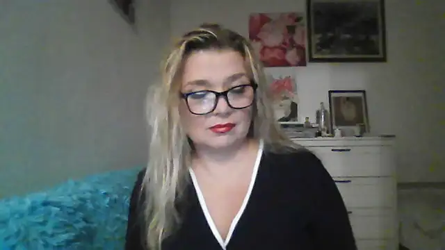 Myrienna online show from 10-12-25, 10:44