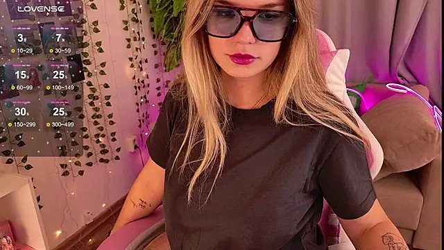 KellyHayden online show from 11-22-25, 01:32