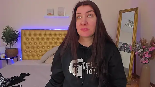 TrishaDarks online show from 03-07-26, 06:20