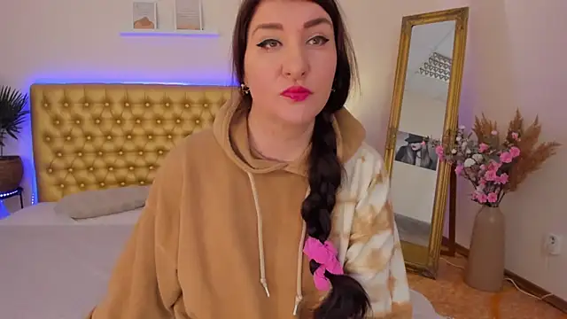 TrishaDarks online show from 03-12-26, 06:17