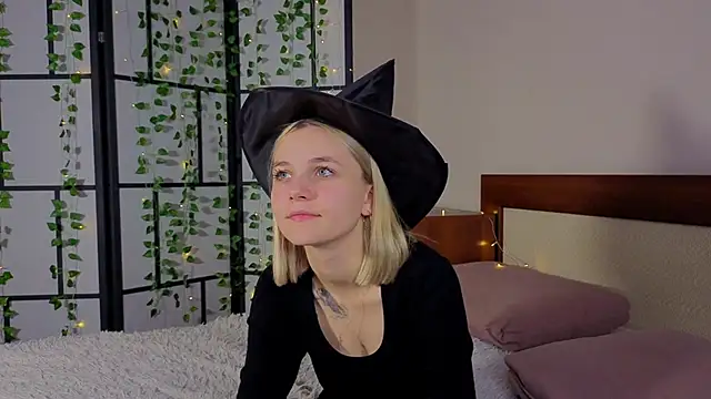 Snapshot of KelleDomin chatting on 10-19-25, 08:55 KelleDomin online show from 10-19-25, 08:55