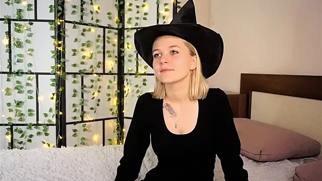 Snapshot of KelleDomin chatting on 10-18-25, 07:27 KelleDomin online show from 10-18-25, 07:27