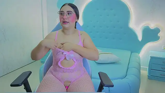 Snapshot of Mia_Cuttee chatting on 10-19-25, 03:31 Mia Cuttee online show from 10-19-25, 03:31