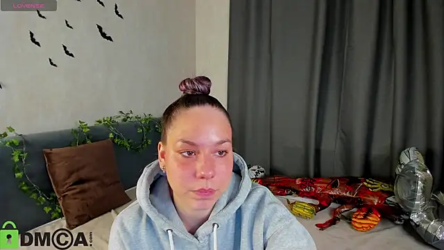 Al1ice Moures online show from 10-30-25, 01:15