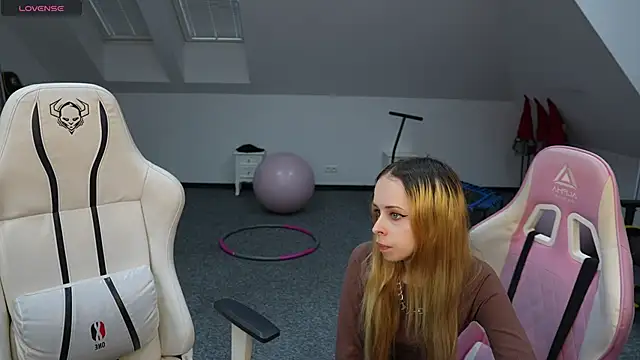 Snapshot of Luchi_Sun chatting on 11-11-25, 11:27 Luchi Sun online show from 11-11-25, 11:27