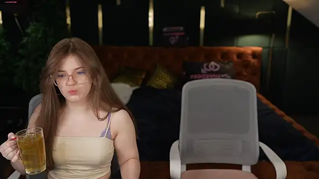 Snapshot of Luchi_Sun chatting on 01-08-26, 11:27 Luchi Sun online show from 01-08-26, 11:27