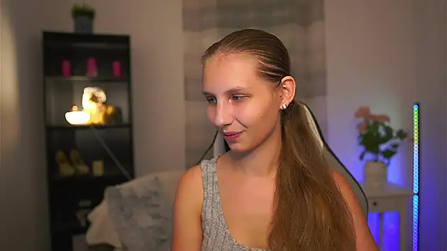 Snapshot of emmie_murray chatting on 06-25-26, 06:46 emmie murray online show from 06-25-26, 06:46