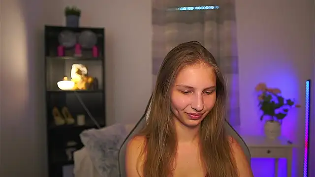 Snapshot of emmie_murray chatting on 06-03-26, 01:23 emmie murray online show from 06-03-26, 01:23